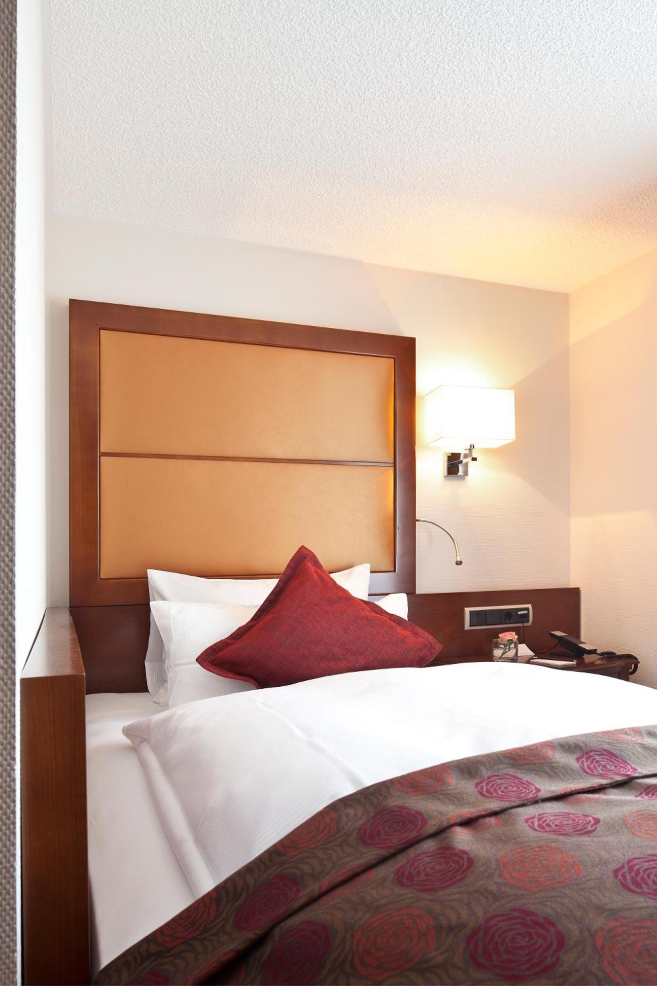 Zu Den Drei Linden Hotel Вермелскирхен Екстериор снимка
