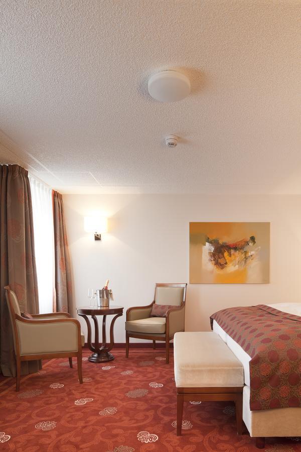 Zu Den Drei Linden Hotel Вермелскирхен Стая снимка
